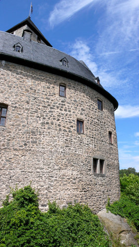Die Burg von Süden: westl. Wohnbau und Torturm