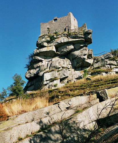 Wohnturm auf dem Felsen