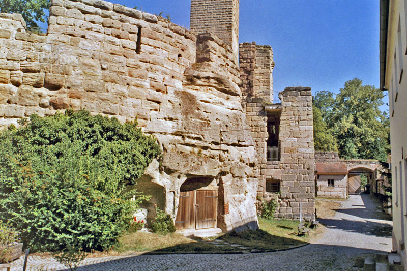 Burghof und Tor