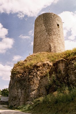 Der runde Bergfried im Osten