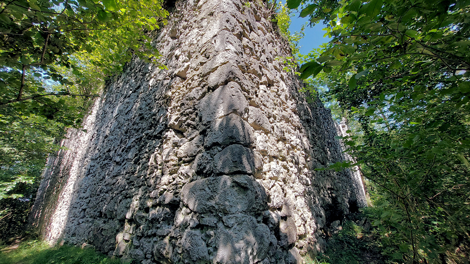 Südostecke der Burg: Bruchsteinmauerwerk mit Eckquadern