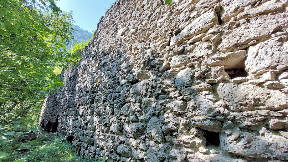 Südmauer der Burg: Bruchsteinmauerwerk mit Eckquadern