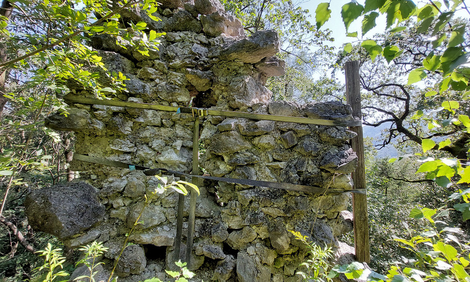 sich lösendes Mauerwerk