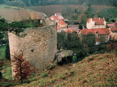 Bergfried und im Hintergrund Schloss Eichhofen (Zum Vergrößern anklicken!)