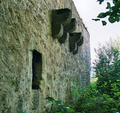 Nordmauer mit Kragsteinen
