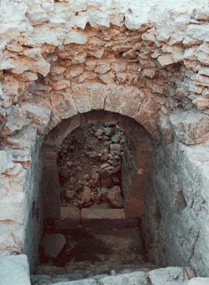 Eingang Kapelle nach den Ausgrabungen, vor der Rekonstruktion