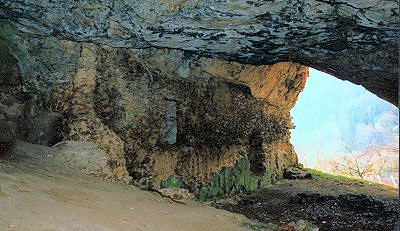 Bauten in der Höhle